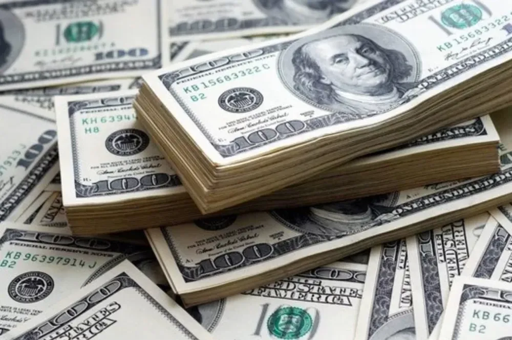 Récord para el dólar blue: cerró la semana a $122