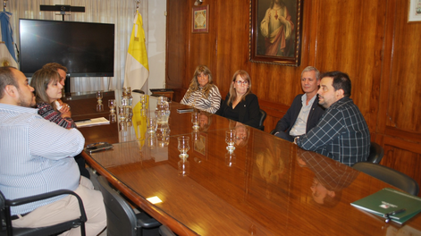 El acuerdo fue rubricado por la rectora de la Universidad Católica de Cuyo, María Laura Simonassi, y la apoderada de Diario de Cuyo, Viviana Balmaceda. En la reunión también participaron, de parte de la casa de estudios, la vicerrectora Académica, Beatriz Farah; el secretario de Extensión, Julio Bastías; y el docente y coordinador de la carrera de Comunicación, Ariel Ocampo. Por parte del diario, asistieron además el secretario de Redacción, Diego Castillo, y el gerente Comercial, Andrés Montes.