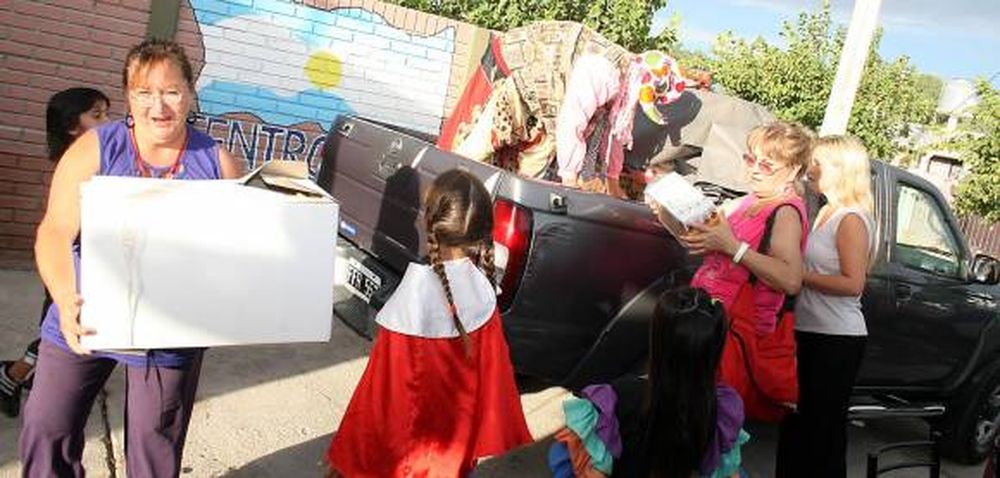 Un grupo solidario le da una mano a otro