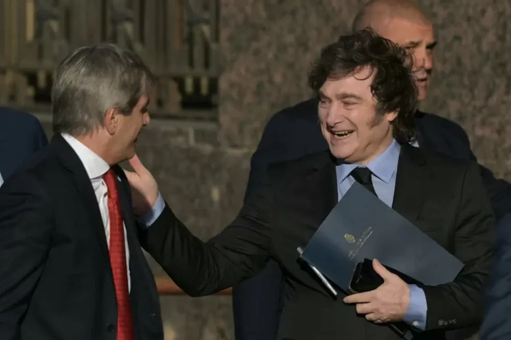 Javier Milei junto a Luis Caputo.-