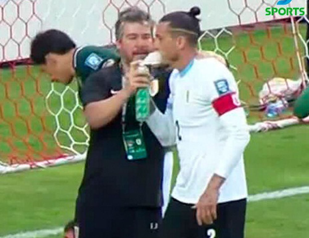 GIMÉNEZ, capitán Charrúa aprovecha una pausa para insuflar oxigeno.