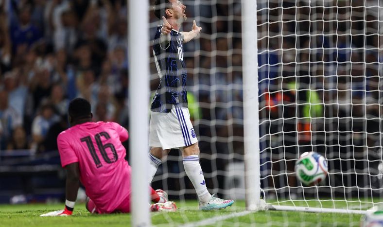 Postal. Messi festejando, el arquero en el piso y la pelota en el arco, Argentina se despidió con una sonrisa.