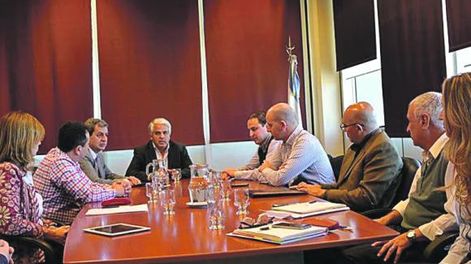 Ministros de Uñac se reunieron con supermercadistas por los precios