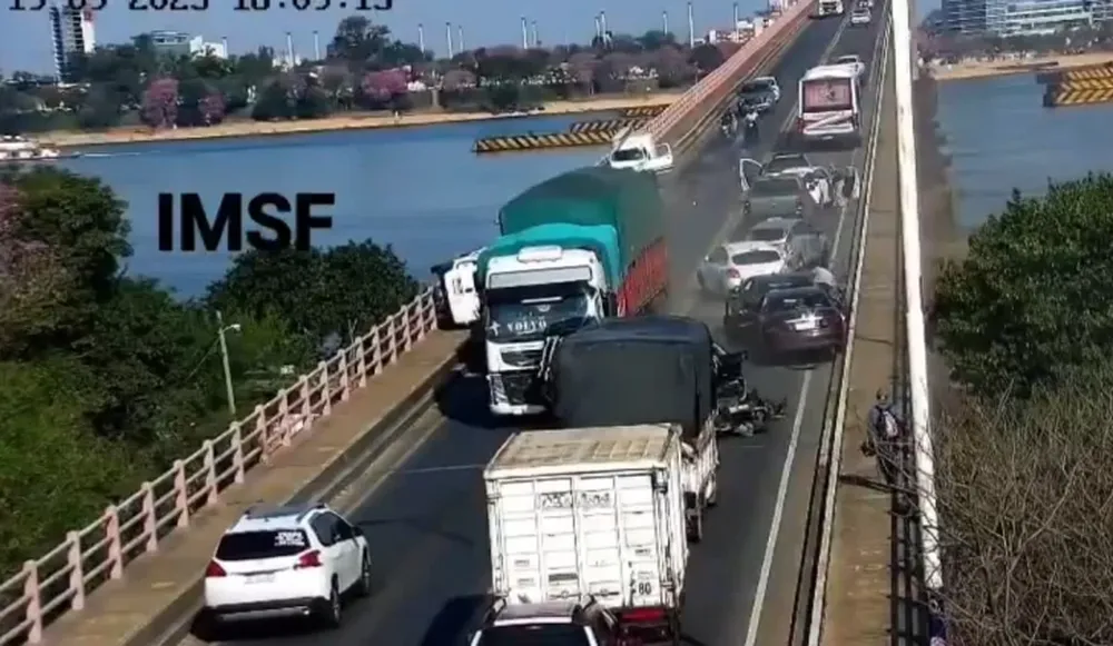 Impactante video: un camión provocó un choque en cadena con 15 vehículos y mató a un motociclista