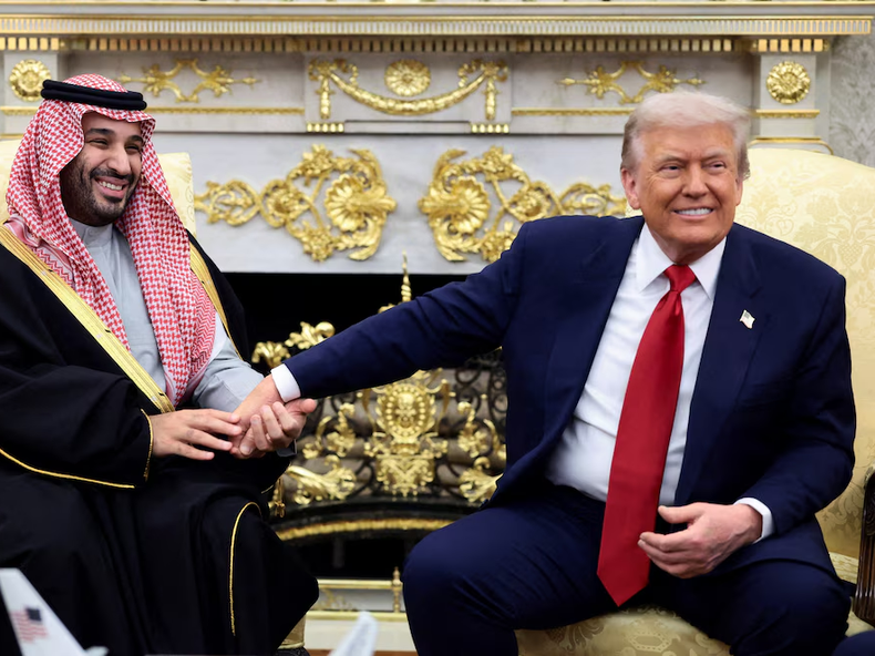 El príncipe heredero y primer ministro de Arabia Saudí, Mohammed bin Salman, toma de la mano al presidente de EEUU, Donald Trump, durante una reunión en el Despacho Oval de la Casa Blanca