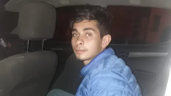 Huía con dos llantas de auto y una morsa de banco en sus manos: quedó detenido