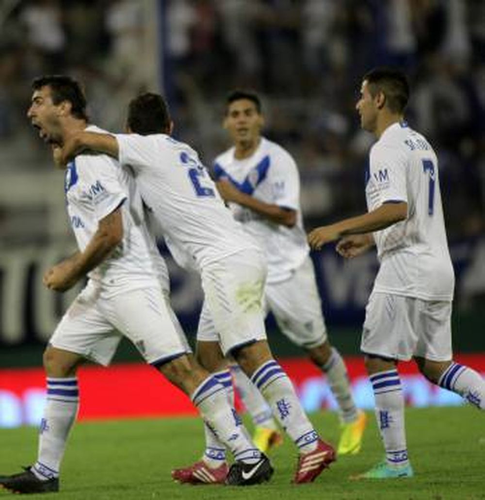 Vélez supo cambiar a tiempo y acecha