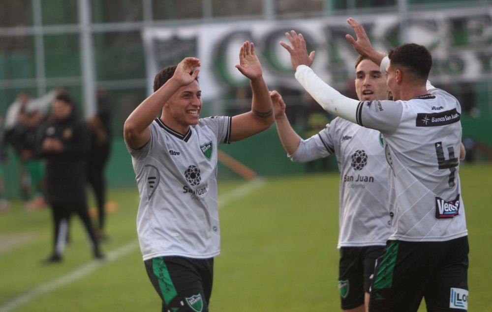 El lateral izquierdo Hernán Ziuliani, en el festejo del segundo gol, junto con sus compañeros.&nbsp;