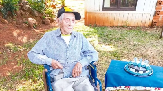 Álvez trabajó durante décadas en tareas rurales y era conocido en San Vicente por su afición a tocar la armónica.