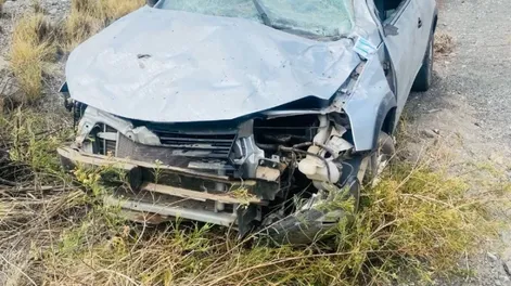 Un automovilista perdió sus dientes después de volcar en una zona donde había derrapado un camión aceitero