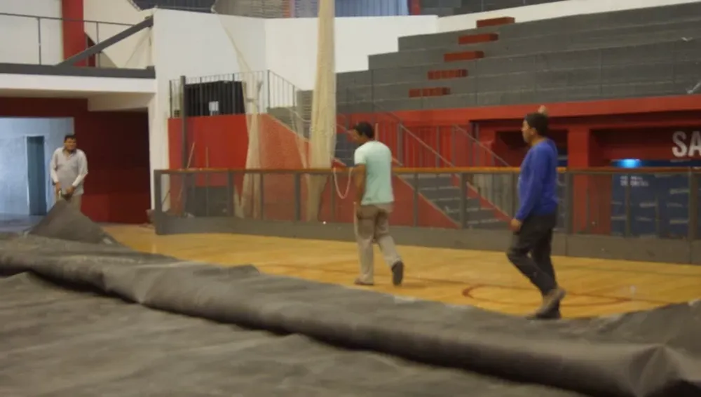 Empezaron a montar la nueva superficie en el Cantoni para recibir la Copa Davis