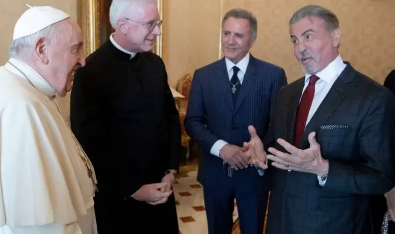 El divertido video del papa Francisco “boxeando” con Sylvester Stallone en el Vaticano