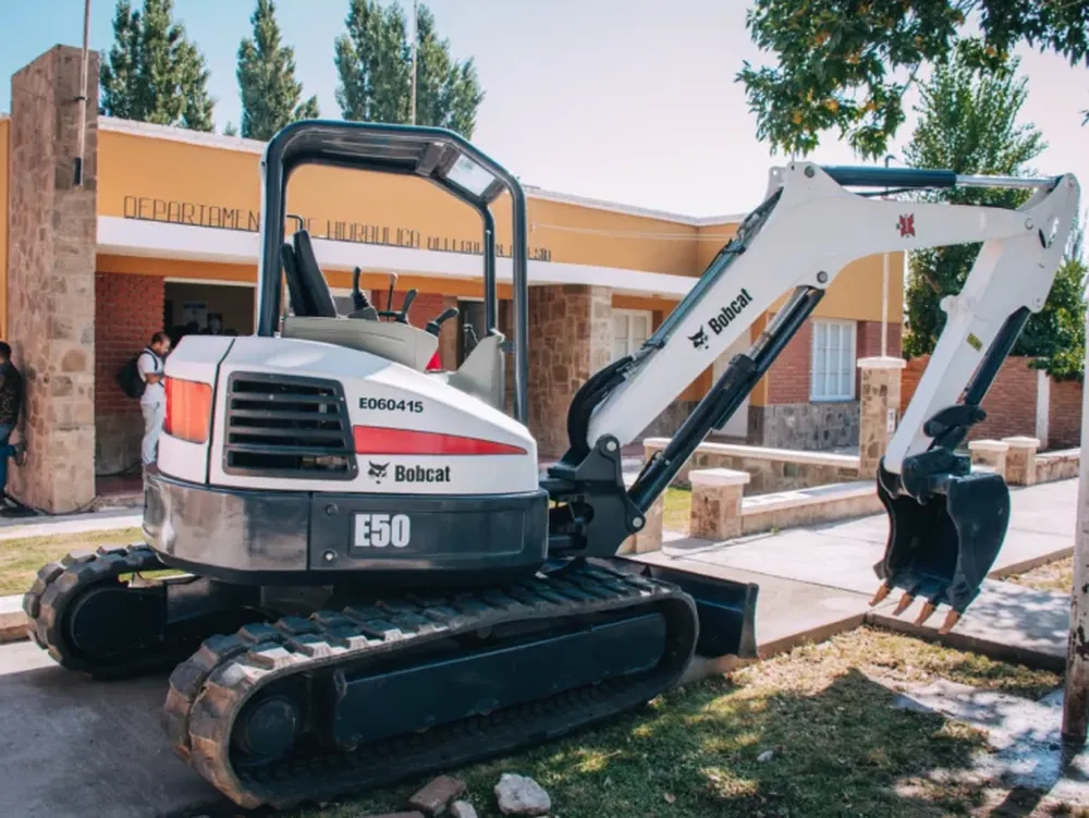 Nueva contribución de Veladero a los regantes de Iglesia con una máquina Bobcat