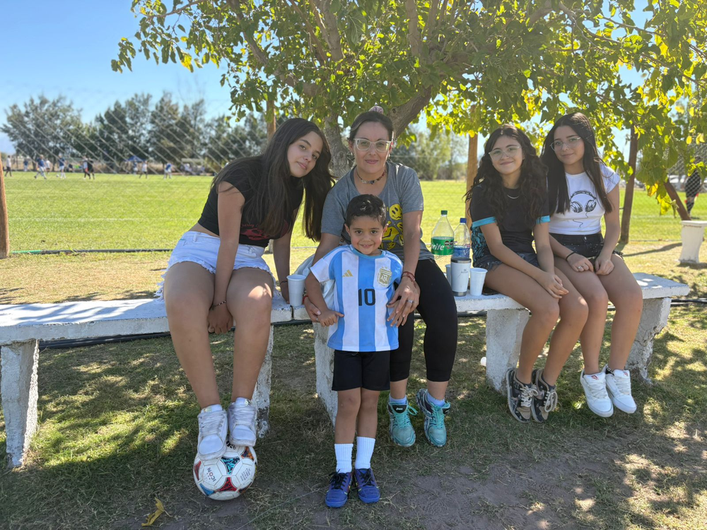 Alentando a papá. Jazmín, Pilar, Luz y Mateo estaban ayer alentando a su papá, Néstor Galeote, jugador de Enólogos. 