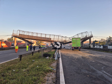 impactante accidente en escobar: un camion se cruzo de carril, choco contra un puente y lo derrumbo impactante accidente en escobar: un camion se cruzo de carril, choco contra un puente y lo derrumbo