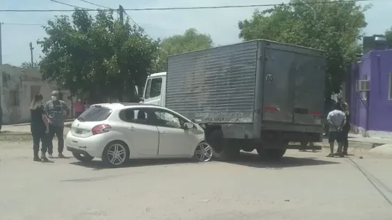 Un auto no frenó a tiempo y se incrustó debajo de un camión con mercadería
