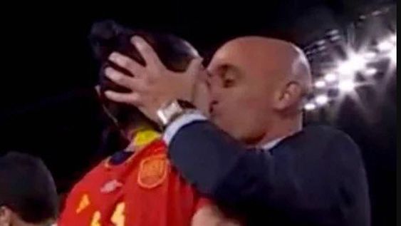 Rubiales: beso y se tambalea