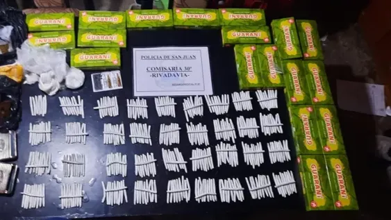 En medio de un allanamiento hallan casi un kilo y medio de cocaína, marihuana y dinero