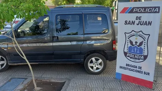 Dejó el vehículo estacionado, se lo robaron y lo recuperaron seis horas después