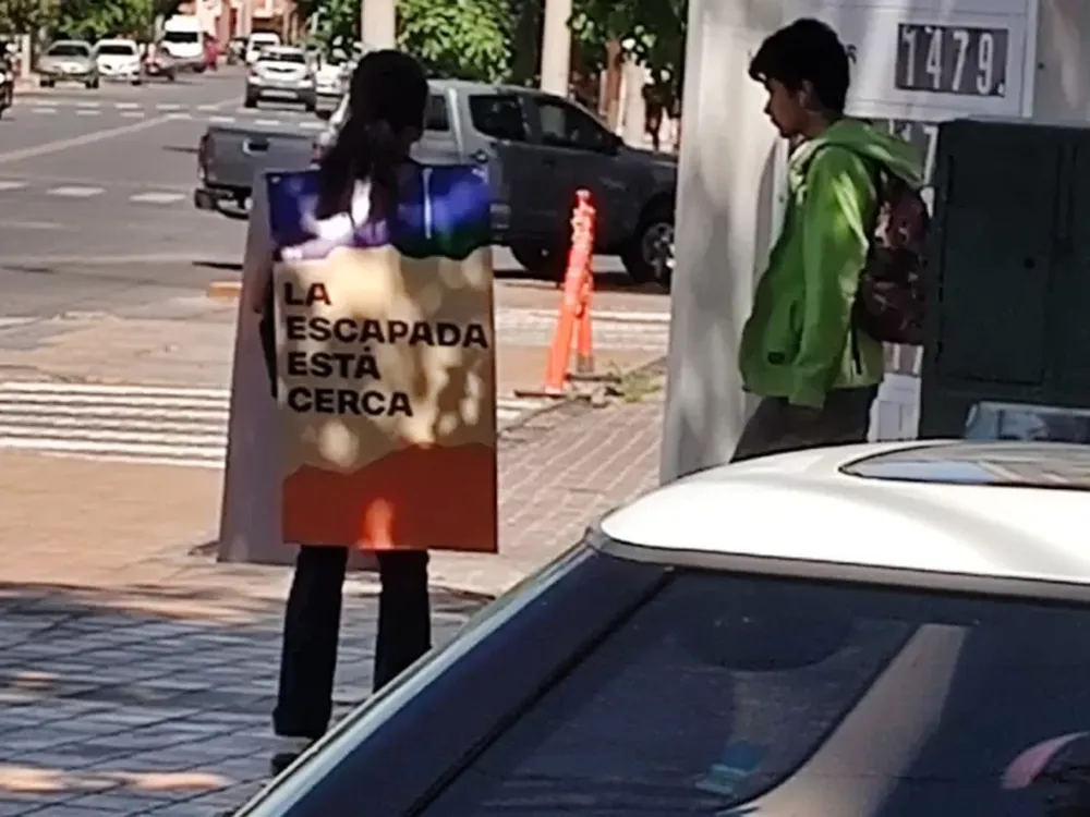 “La escapada está cerca”: el misterioso cartel que despertó la curiosidad en las calles de San Juan