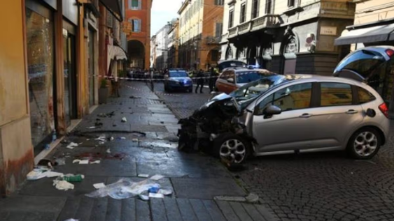 Un conductor arrolló a una multitud en Módena, Italia.