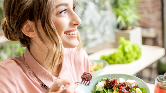 Piden que los restoranes incorporen la “porción bariátrica” de la mitad de un plato