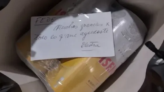 Un joven ayudó a su vecina anciana y ella le agradeció con un gesto que se viralizó