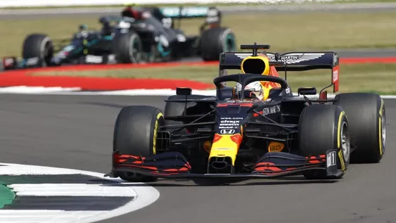 Verstappen domó a los Mercedes en Silverstone