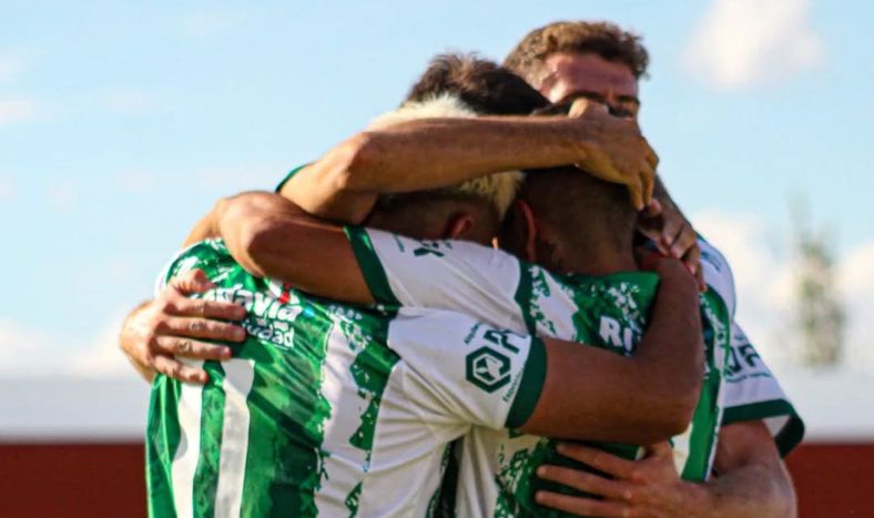 Puntero. Desamparados revirtió el resultado ante Defensores de Argentinos y es el líder del Apertura.