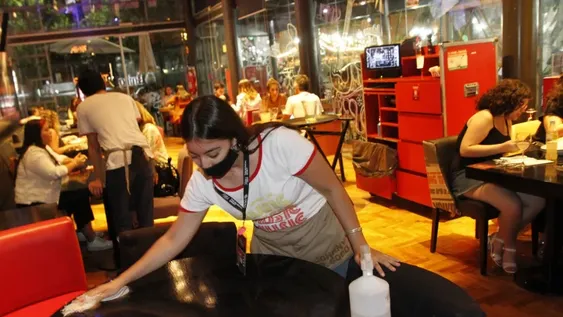 Se triplica la toma de gente en hoteles y gastronomía por mejor temporada