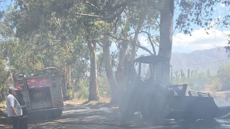 Una retroexcavadora quedó envuelta en llamas y una dotación bomberos debió sofocar el siniestro