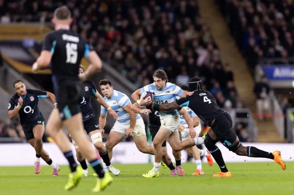 Acción. Juan Cruz Mallía terminó roto ante los ingleses con una seria lesión.