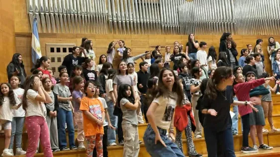 El coro de niños de la UNSJ está dirigido por Jorge Fuentes