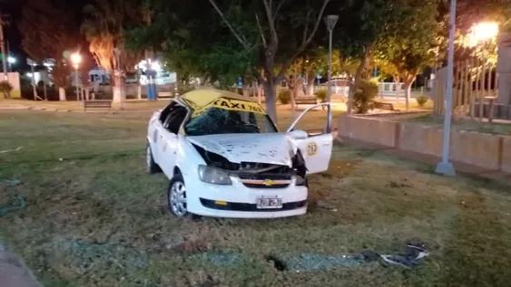 Un taxista volcó en la rotonda de ingreso a Albardón, dejó el auto y se fue a su casa