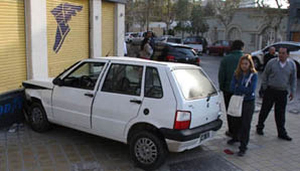 Espectacular choque terminó con un auto en la vereda