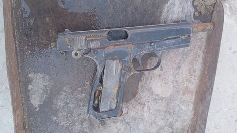 Misterioso hallazgo: regaba el frente de su vivienda cuando encontró una pistola