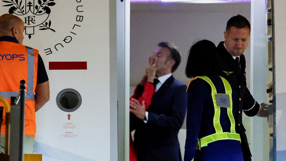 Brigitte y Emmanuel Macron y un manotazo en cámara.