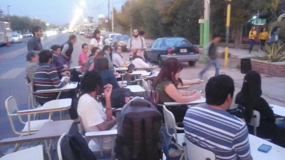 Previo al paro de 6 días, alumnos y profesores cortaron Ig. de la Roza para una clase pública