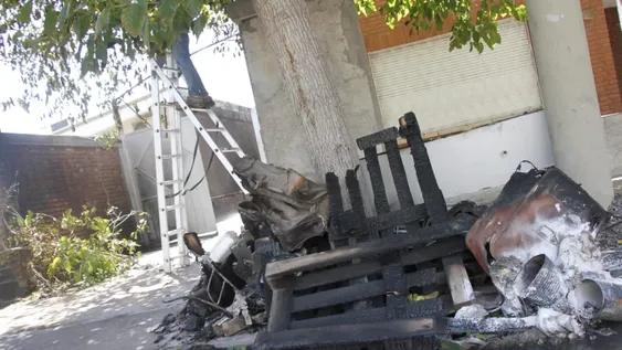 Salió de su casa por unos minutos y al regresar vio que se quemaba el garaje