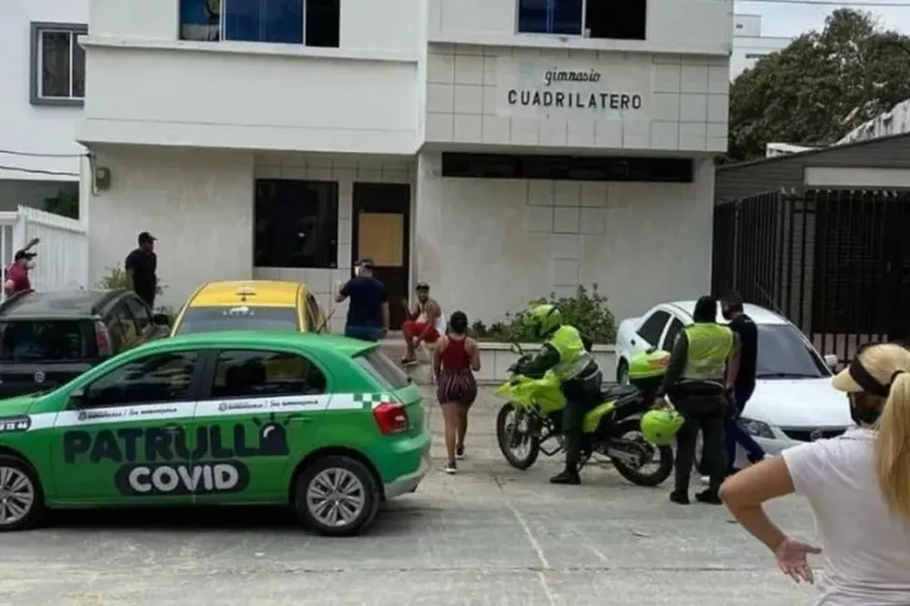 Le prohíben acercarse a sus hijos por supuestos abusos, pero lo hallan con ellos en la casa