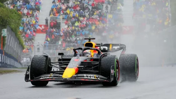 Verstappen dominó bajo la lluvia