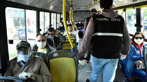 Aconsejan no hablar ni comer en micros ni en las filas de los súper