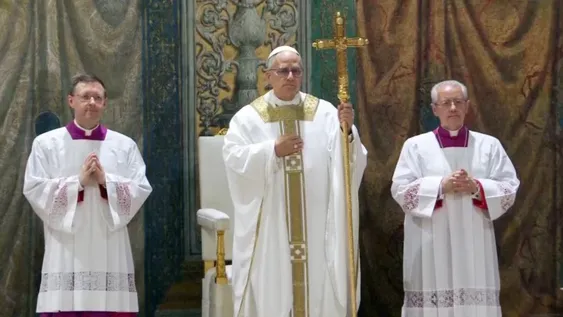 León XIV encabezó su primera misa, recordó a Francisco y dio un mensaje de unidad ante los cardenales