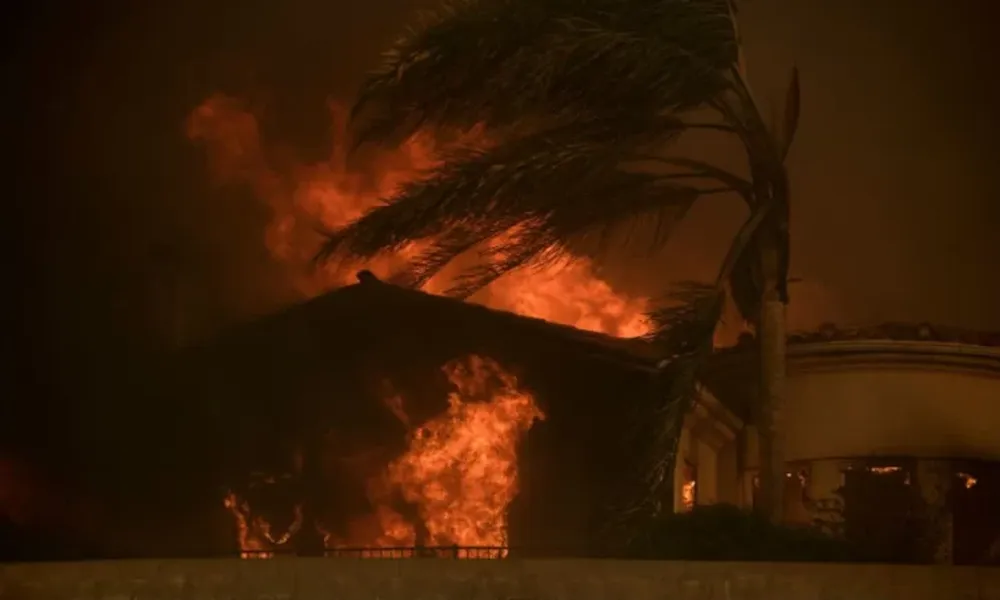 Un muerto y más de 30 mil evacuados por incendio forestal en California