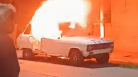 Auto incendiado. Foto: captura de video.