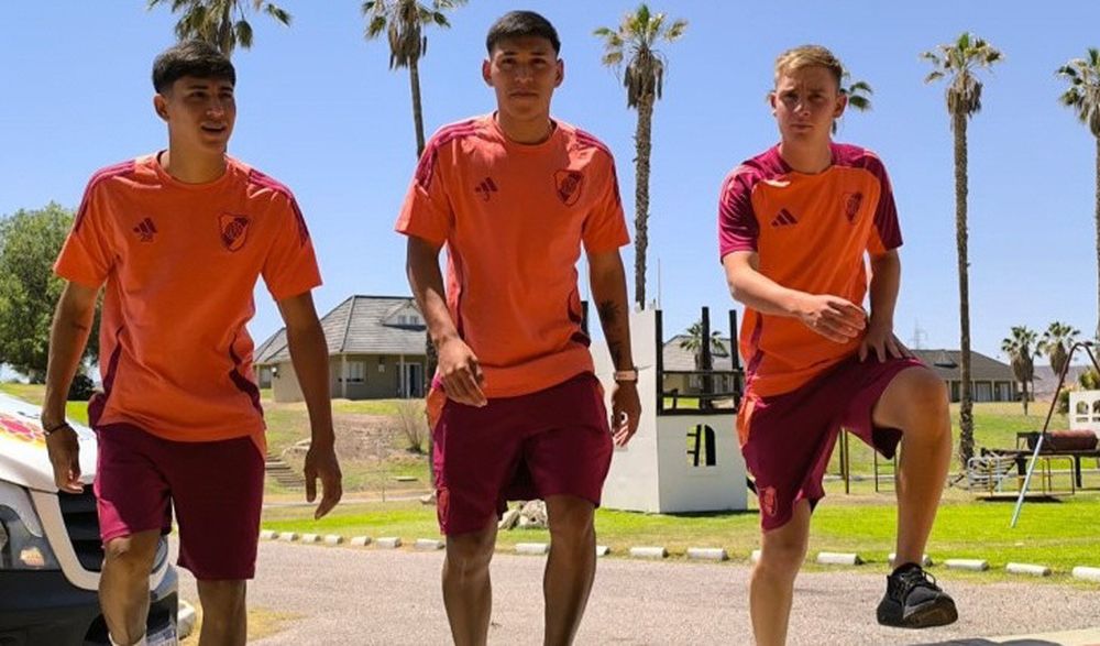 PURO AGUANTE. Los juveniles del Millonario le hacen frente al tremendo calor y cumplen con la pretemporada en la provincia.