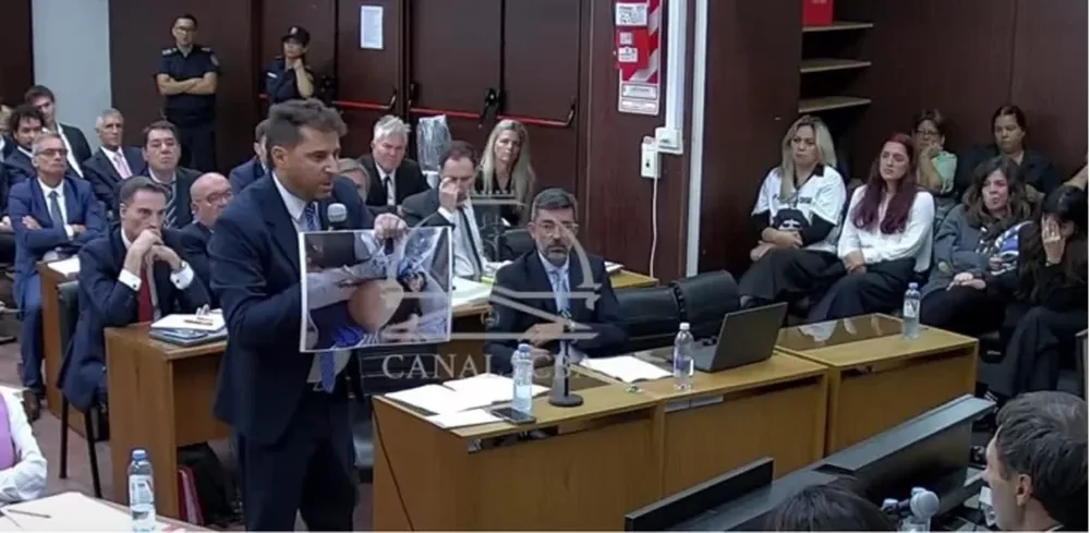 EL FISCAL Patricio Ferrari. Así presentó, en la primera audiencia del juicio, esta imagen de Diego en su lecho de muerte como prueba contra los profesionales de la salud imputados.