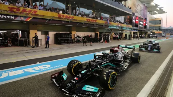 Verstappen consiguió la pole y habrá pelea mano a mano