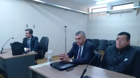 De izquierda a derecha, el fiscal, Leonardo Arancibia, el abogado Jose Luis Guidet Montilla y su cliente, que resultó condenado.