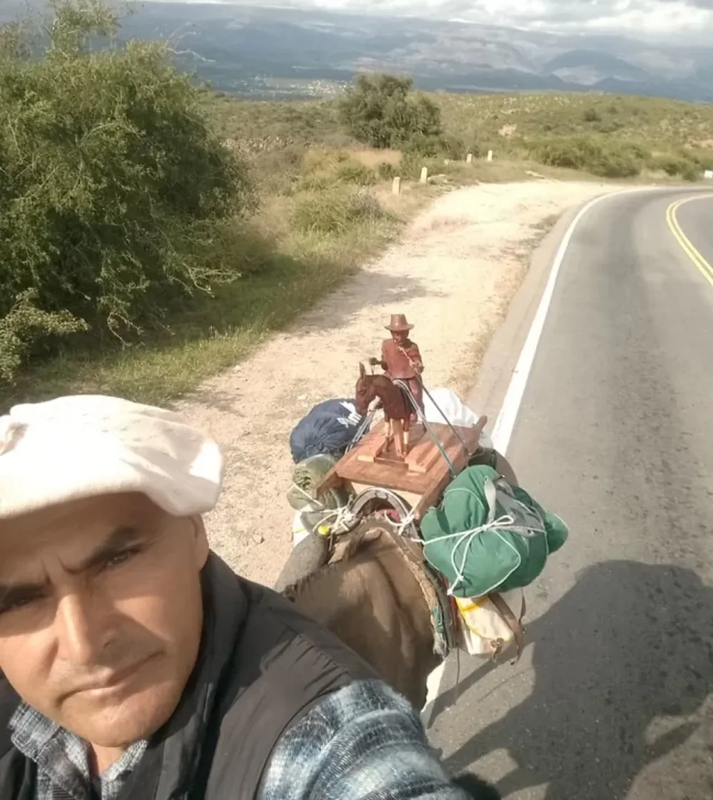 REGALOS. Roberto Arévalo trae una imagen y ponchos reliquias de Brochero para compartir con los sanjuaninos.